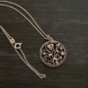 Arabesque filigree round pendant necklace .925 silver black gem embellished